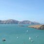 Pointilles de voiliers sur eau bleue