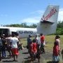 Il y a foule a l'arrivee de l'avion