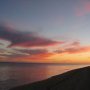 Le soleil se couche sur la plage déserte
