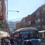 Bus et piétons se partagent les rues