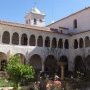 La fraîcheur ombragée d'un cloître