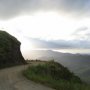 La route se perd dans la brume