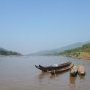 Barques solitaires sur le fleuve