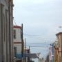 Rue pentue et maisons biscornues