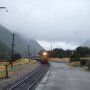 Un train au loin dans le brouillard