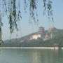 Des palais au bord d'un lac, en toute modestie