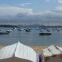 Devant la plage, au loin la ville