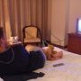 Baloo et Thibaut regardent du kung fu a la television chinoise